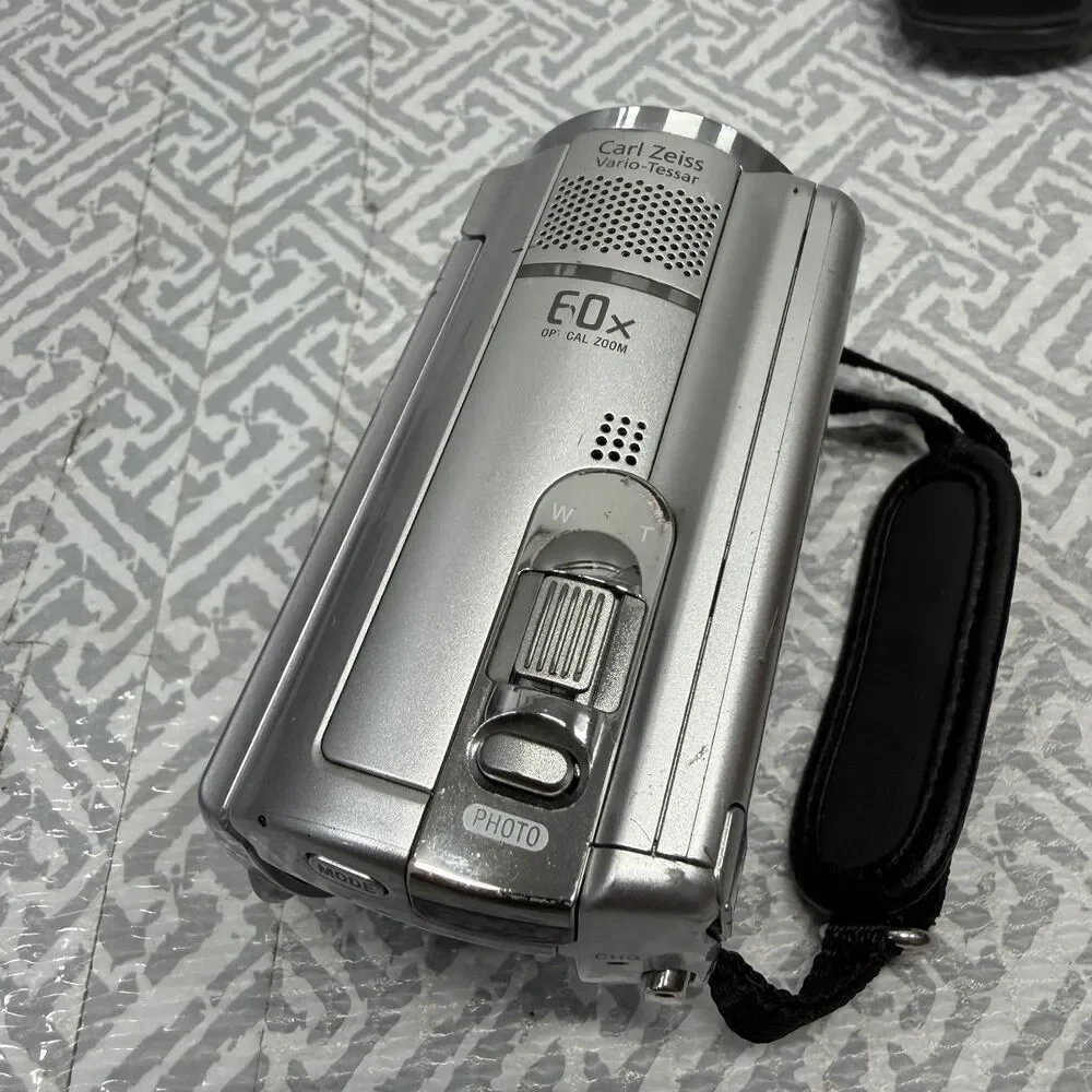 Sony Handycam DCR-SR68 80GB Camcorder Silver - For Parts/Repair - Blur On Zoom